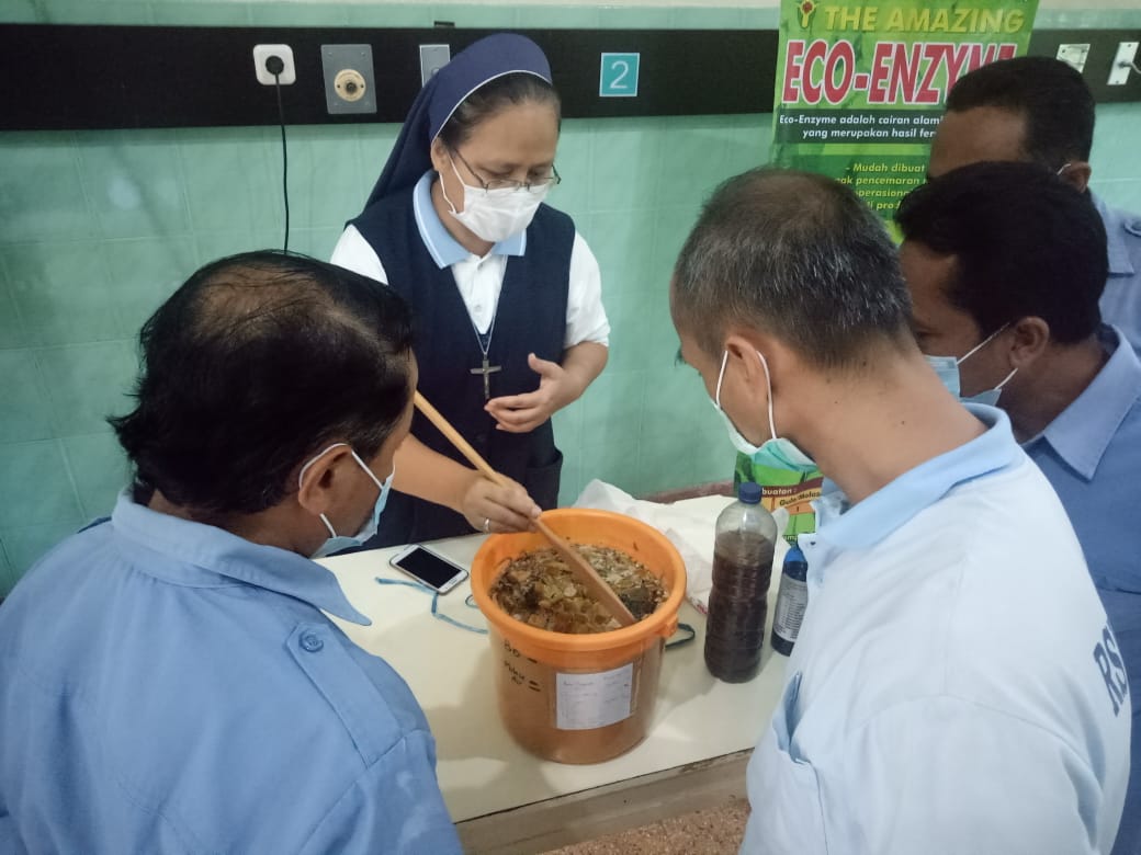 Dari Limbah Organik Menjadi Solusi Hijau: Kisah Eco-Enzyme di Lingkungan Kesehatan